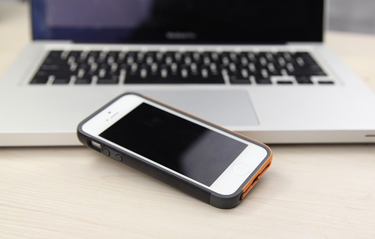 多彩边框撞色设计 iPhone 5/5s与iPhone 4/4s双色硅胶软壳全方位解析